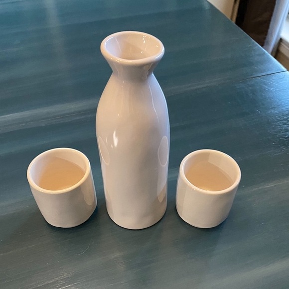 RAE DUNN Artisan Collection Sip Sip Sake Set 1 bottle 2 cups Serve-ware Dining - Picture 4 of 5